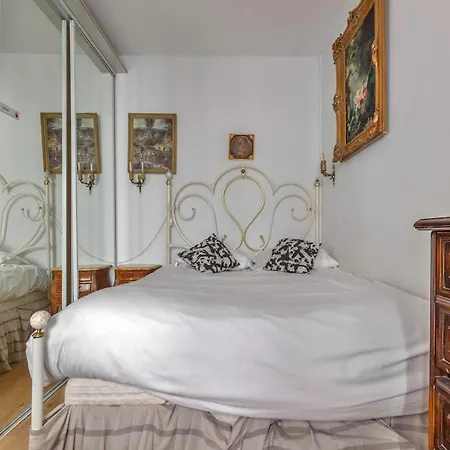 Charming Atypical In Heart Of Marais Paris